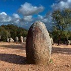 Cromlecul Almendres, situat în districtul Évora, în comuna Nossa Senhora de Guadalupe, la 13 km de Évora, este unul dintre cele mai vechi situri cromlech din Europa