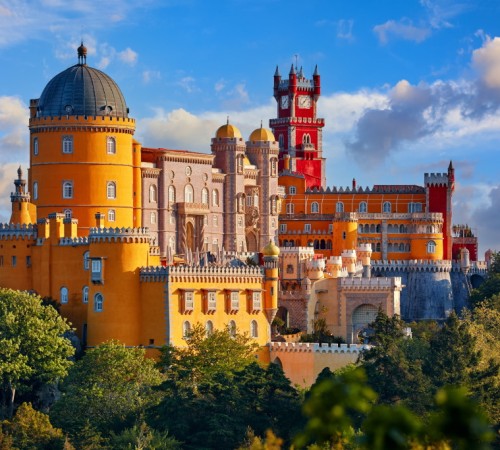 Castelul Maurilor (Castelo dos Mouros) a fost construit în timpul dominației maure între secolele VIII și XII în districtul Sintra, care este acum Patrimoniu Mondial UNESCO