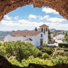 Vedere a centrului din Marvão, un mic sat din Alentejo, și a muzeului municipal găzduit într-o biserică