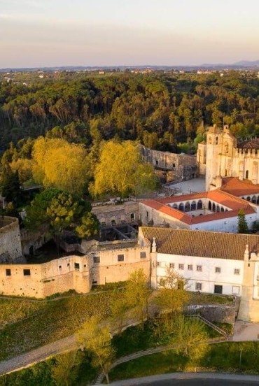 Vedere aerială a Conventului lui Hristos și a Castelului Templierilor (Patrimoniu Mondial UNESCO), construite pe un vechi loc de cult roman, mărturie a lungii istorii a Occidentului.