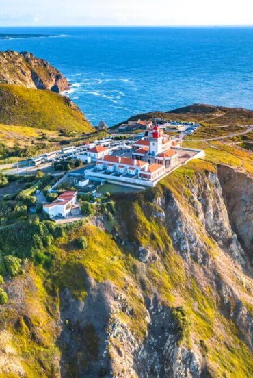 Cabo da Roca este un promontoriu situat la 140 de metri deasupra nivelului mării, pe coasta portugheză, în localitatea Colares din municipiul Sintra, districtul Lisabona