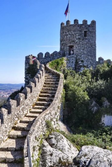 Castelul Maurilor (Castelo dos Mouros) a fost construit în timpul dominației maure între secolele VIII și XII în districtul Sintra, care este acum Patrimoniu Mondial UNESCO