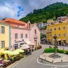 Piața Largo Dr. Gregorio d'Almeida din orașul Sintra, Portugalia, este recomandată pentru prezența unor restaurante și cafenele excelente