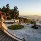 Vedere panoramică a orașului Braga de pe terasele bisericii Bom Jesus do Monte din Braga, Portugalia