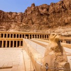 Intrarea principală în templul reginei faraon Hatshepsut, situat pe malul vestic al râului Nil, aproape de Valea Regilor și orașul Luxor