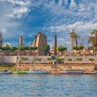 Luxor se află pe vechiul site al Tebei, pe malul estic al Nilului în sudul Egiptului. La mai puțin de 1 km se găsește templul Luxor, iar nu departe sunt mormintele faraonilor din Valea Regilor și Valea Reginelor