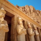 Detalii ale statuilor de piatră în Templul lui Hatshepsut (în apropiere de Valea Regilor). Hatshepsut a fost prima suverană a Egiptului antic care a domnit ca un bărbat