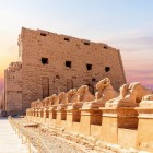 Complexul templar de la Karnak (din care Marele Templu al lui Amon și Templul din Luxor sunt doar o parte) se află pe malul estic al Nilului, iar construcția sa se desfășoară alături de istoria Egiptului antic