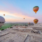 Vedere aeriană din baloane cu aer cald a sitului arheologic cunoscut sub numele de Valea Regilor din Luxor, Egipt