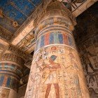 Detaliu al picturilor și hieroglifelor de pe coloanele din Medinet Habu (templul lui Ramses III), pe malul vestic al lui Luxor în Egipt