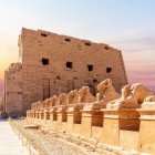 Complexul templar de la Karnak (din care Marele Templu al lui Amon și Templul din Luxor sunt doar o parte) se află pe malul estic al Nilului, iar construcția sa se desfășoară alături de istoria Egiptului antic