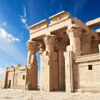 Intrarea în Templul din Kom Ombo, în micuțul oraș omonim situat pe malul estic al Nilului, la aproximativ patruzeci de kilometri nord de Aswan