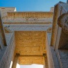 Detalii ale hieroglifelor de pe portalul de intrare al Templului din Edfu, pe malurile Nilului între Esna și Aswan, în Egipt