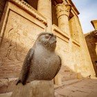 Templul din Edfu pe malul vestic al Nilului, între Esna și Aswan, evidențiind statuia zeului-falcon Horus