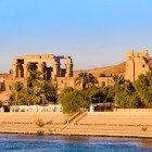 Templul din Kom Ombo pe malul drept al râului Nil în guvernoratul Aswan. Templul a fost proiectat simetric, cu două secțiuni, una dedicată zeului Sobek și cealaltă zeului Horus