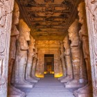 Interioarele de la Abu Simbel, un vechi complex de temple săpat într-o stâncă pe a doua cataractă a Nilului la Assuan, în timpul domniei lui Ramses al II-lea în 1264 î.Hr