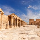 Vedere a coloanelor Templului zeiței Isis pe insula File (în formă greco-latină, Philae), patrimoniu mondial UNESCO