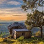 Panoramă spectaculoasă dintr-una dintre casele tipice săpate în piatră din Monsanto, situată printre bolovani uriași în comuna Idanha-a-Nova, în sud-estul Serrei da Estrela, Portugalia