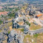 VVedere aeriană a castelului din Monsanto, fostă freguesia din Portugalia, în comuna Idanha-a-Nova. Cunoscut pentru zona megalitică de granit în care este situat și pentru prezența unei fortărețe deținute anterior de către templieri