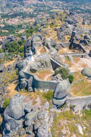 VVedere aeriană a castelului din Monsanto, fostă freguesia din Portugalia, în comuna Idanha-a-Nova. Cunoscut pentru zona megalitică de granit în care este situat și pentru prezența unei fortărețe deținute anterior de către templieri