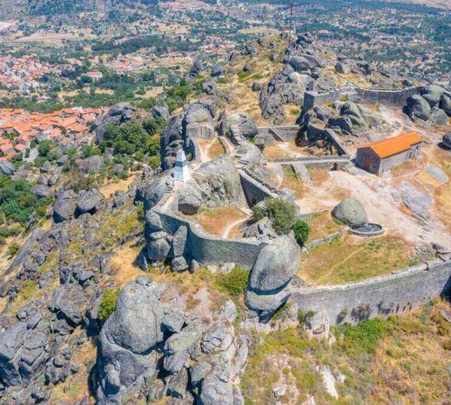 VVedere aeriană a castelului din Monsanto, fostă freguesia din Portugalia, în comuna Idanha-a-Nova. Cunoscut pentru zona megalitică de granit în care este situat și pentru prezența unei fortărețe deținute anterior de către templieri