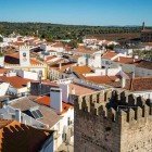 Vedere de la Castelul din satul Alter do Chão și casele tipice portugheze din provincia Alentejo din Portugalia