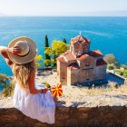 Vedere a Biserica Sfântul Ioan de la Kaneo din Ohrid, Macedonia de Nord. Este o biserică ortodoxă macedoneană situată pe stânca de pe plaja Kaneo cu vedere la lac și dotată cu o frumoasă pasarelă panoramică deasupra lacului