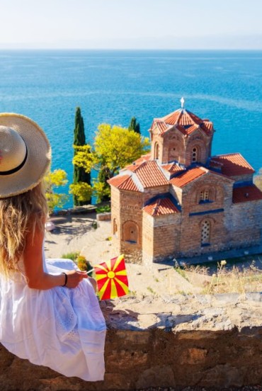 Vedere a Biserica Sfântul Ioan de la Kaneo din Ohrid, Macedonia de Nord. Este o biserică ortodoxă macedoneană situată pe stânca de pe plaja Kaneo cu vedere la lac și dotată cu o frumoasă pasarelă panoramică deasupra lacului