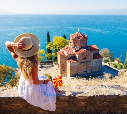 Vedere a Biserica Sfântul Ioan de la Kaneo din Ohrid, Macedonia de Nord. Este o biserică ortodoxă macedoneană situată pe stânca de pe plaja Kaneo cu vedere la lac și dotată cu o frumoasă pasarelă panoramică deasupra lacului