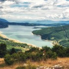 Il Parco nazionale di Mavrovo è situato nella parte occidentale del paese, al confine con l'Albania e il Kosovo. È il più vasto dei tre parchi nazionali della Macedonia del Nord.