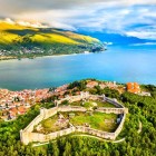 Vedere din dronă a orașului Ohrid și a Cetății lui Samuel, sit patrimoniu mondial UNESCO în Macedonia de Nord