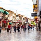 Plimbare și cumpărături pe strada bazarului vechi în centrul istoric al orașului Ohrid din Macedonia de Nord