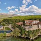 Vedere spectaculoasă cu drona a Mănăstirii Sveti Naum pe lacul Ohrid din Macedonia de Nord