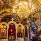 Detalii ale interiorului decorat cu fresce de mare sugestie în Biserica Sveti Naum de pe lacul Ohrid din Macedonia de Nord