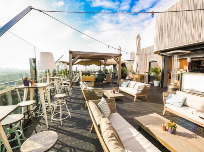 Leonardo Hotel Amsterdam Rembrandtpark - Skybar-ul este un loc elegant unde te poți relaxa cu o băutură, având la dispoziție o gamă variată de cocktailuri, precum și vinuri locale și internaționale