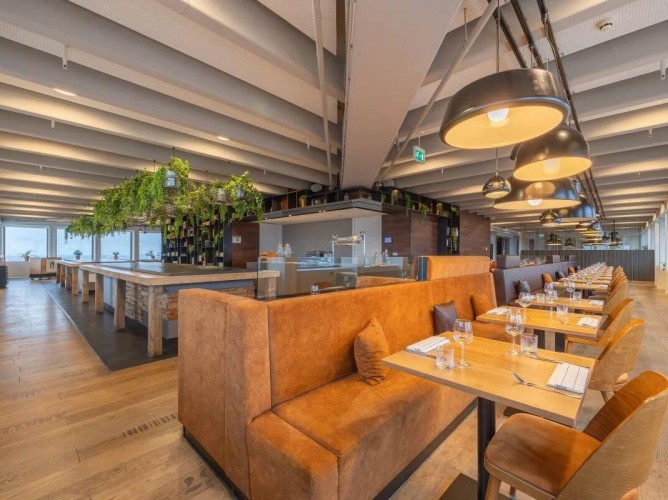 Leonardo Hotel Amsterdam Rembrandtpark - Restaurantul Floor17 oferă una dintre cele mai bune vederi panoramice din Amsterdam pe tot orașul. Deschis pentru mic dejun, prânz și cină