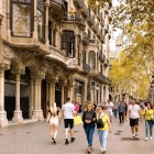 Paseo de Gracia, faimos pentru cumpărături, este situat în cartierul Eixample și este una dintre principalele artere din Barcelona