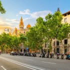 Avenida Paseo de Gracia departe de Plaza de Catalunya în cartierul Eixample