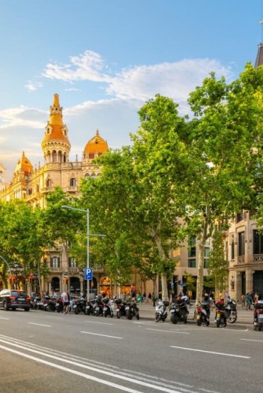 Avenida Paseo de Gracia departe de Plaza de Catalunya în cartierul Eixample