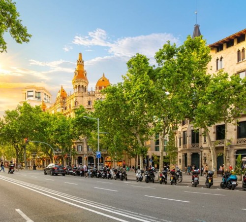 Avenida Paseo de Gracia departe de Plaza de Catalunya în cartierul Eixample