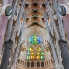 Sagrada Familia, detalii ale navei centrale cu vitralii colorate superbe