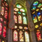 Vitralii interioare proiectate de Gaudí în Sagrada Familia din Barcelona