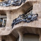 Detalii arhitecturale ale balcoanelor de la Casa Milà, sau La Pedrera, un edificiu modernist proiectat de Antoni Gaudí în 1906