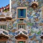 Detalii ale fațadei Casei Batlló, opera faimosului arhitect Antoni Gaudí, situată la numărul 43 de pe Passeig de Gràcia din Barcelona