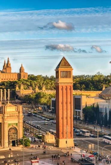 Plaça d'Espanya este una dintre cele mai iconice piețe din Barcelona, construită de Josep Puig i Cadafalch și Guillem Busquets în timpul pregătirilor pentru Expoziția Internațională din 1929