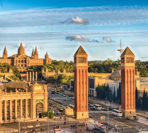 Plaça d'Espanya este una dintre cele mai iconice piețe din Barcelona, construită de Josep Puig i Cadafalch și Guillem Busquets în timpul pregătirilor pentru Expoziția Internațională din 1929