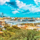 Vedere panoramică a Barcelonei de la castelul militar de pe colina Montjuïc din Barcelona