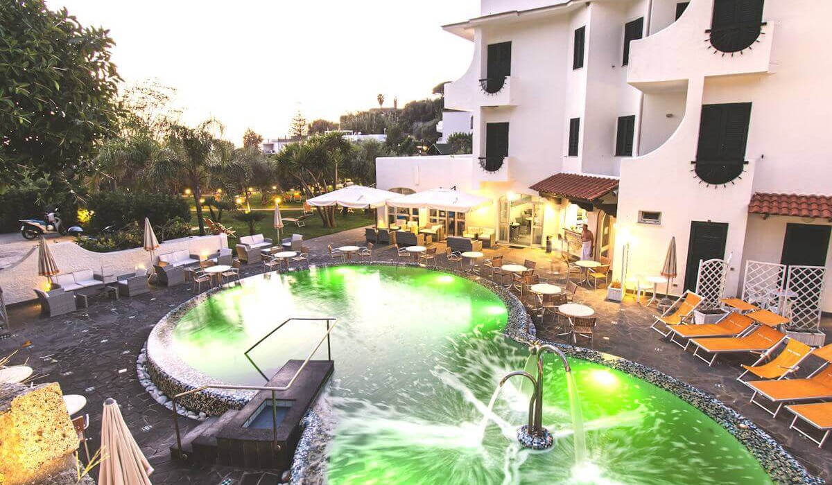 Hotel Park Victoria - Piscină exterioară rinfrescătoare iluminată, dotată cu cascade cervicale și solar