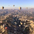 Cappadocia, o regiune semi-aridă din centrul Turciei, este cunoscută pentru celebrii „coșuri de zâne,” formațiuni stâncoase înalte, în formă de con, care se găsesc în Valea Călugărilor, Göreme și alte zone.