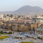 Panoramă cu drone a centrului orașului Kayseri, cu Castelul Kayseri și Moscheea în prim-plan